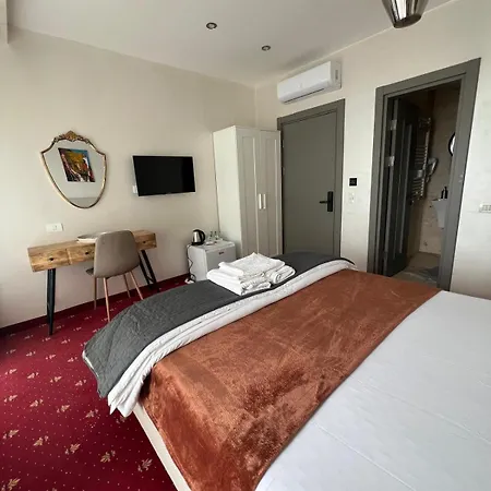 White Boutique Hotel- *